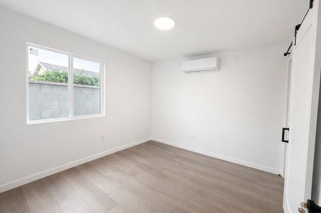 Foto del edificio - 6905 Noble Ave