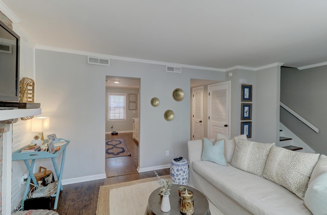 Building Photo - Beautiful Mt. Pleasant Home!