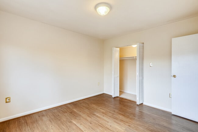 Foto del edificio - 7611 Maple Ave