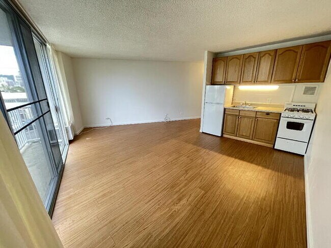 Building Photo - 750 Amana St