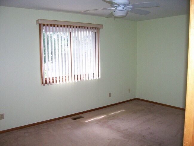 Building Photo - Spacious 3 Bed 2 Bath Fort Collins Home with Sunroom and Fenced Yard