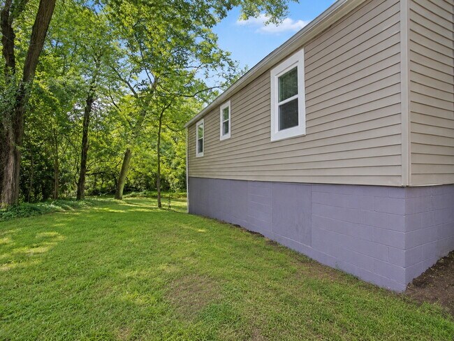 Foto del edificio - Bright 3-Bedroom Home with Covered Porch, Fireplace & Wooded Backyard