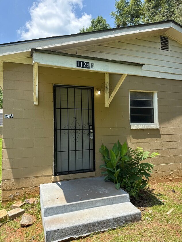 Foto principal - 2 Bed 1 Bath Apartment
