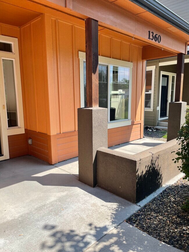 Front Patio - 1360 S Division Ave