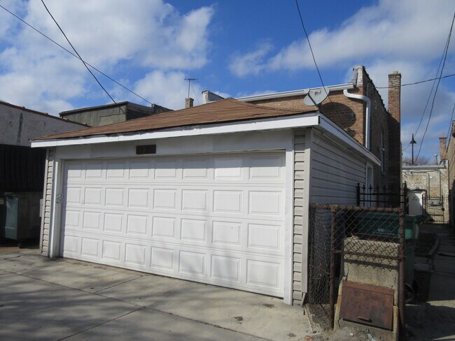 Building Photo - 6231 Roosevelt Rd