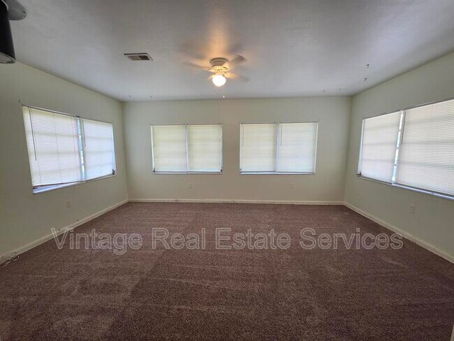Foto del edificio - 1103 N Crystal Terrace