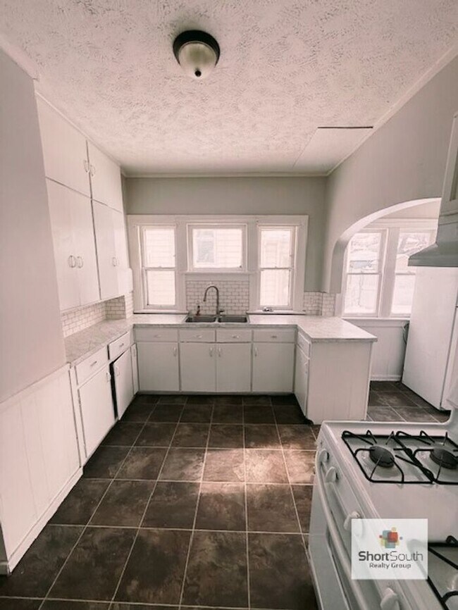 Foto del edificio - 3 bed 2 bath single family home with a detached 2 stall garage