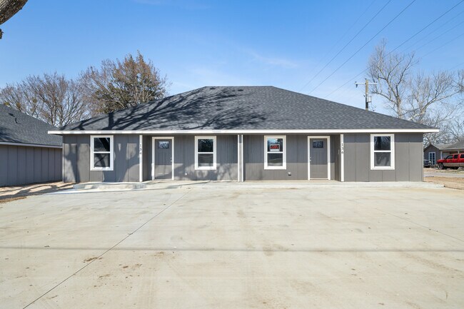 Building Photo - 134 E Pine St