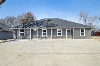 Building Photo - 134 E Pine St