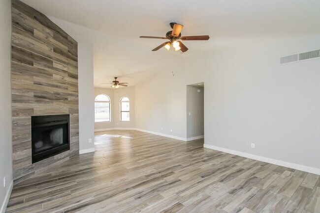 Foto del edificio - 17043 E El Pueblo Blvd