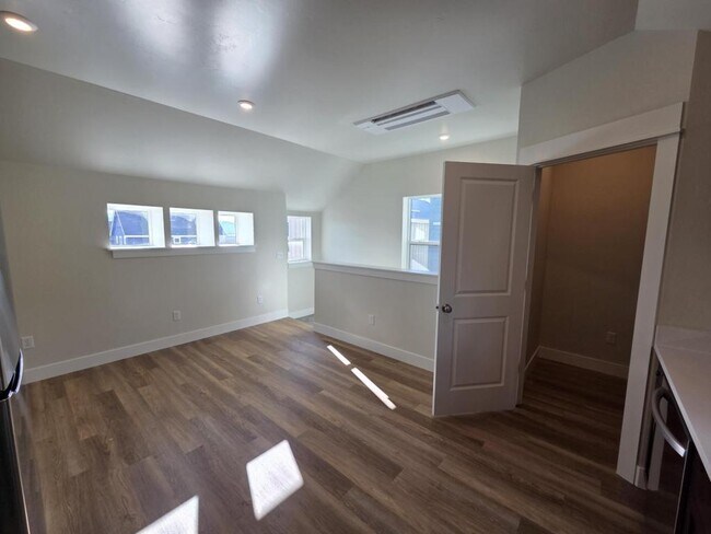 Foto del edificio - 611 E 12th St