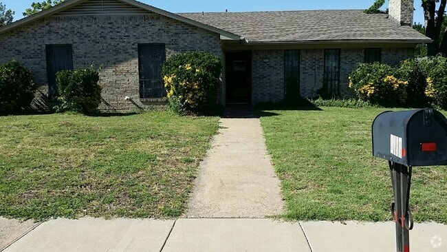 Building Photo - 2115 Blossom Ln