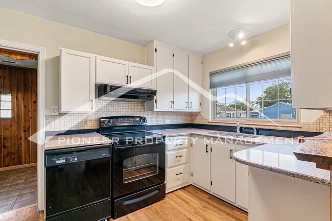 Building Photo - Cozy House with Central A/C and Fenced Back Yard