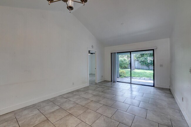 Building Photo - 5770 SE Wilsie Dr