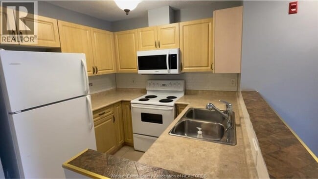 Building Photo - 3160 Wildwood Dr