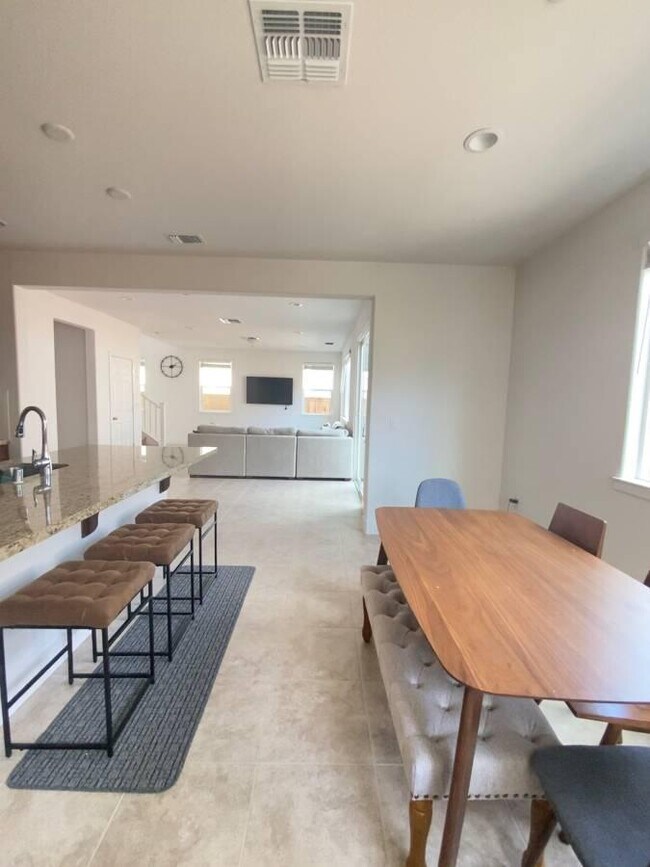 Building Photo - 1674 S Macias Pl