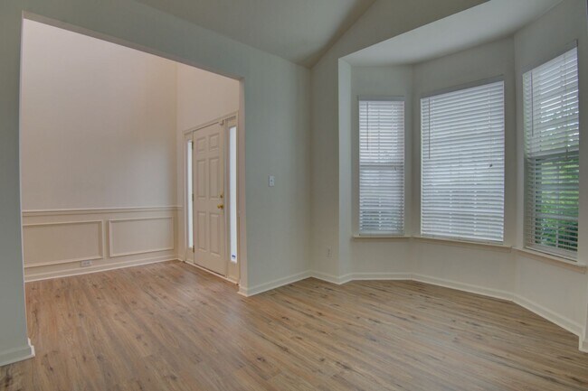 Foto del edificio - STUNNING 4BD/2.5BA IN HUNTINGTON FOREST WI...