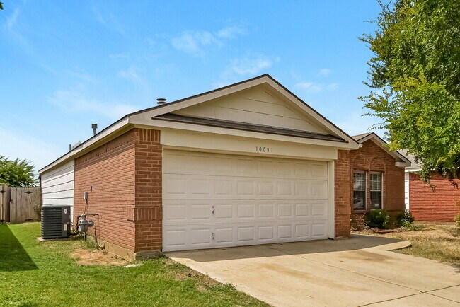 Building Photo - 1009 Springcreek Dr