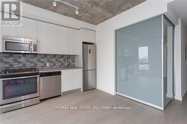 Building Photo - 111 Bathurst St