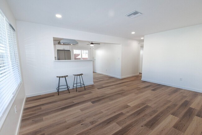 Building Photo - Available unfurnished  long term home in I...