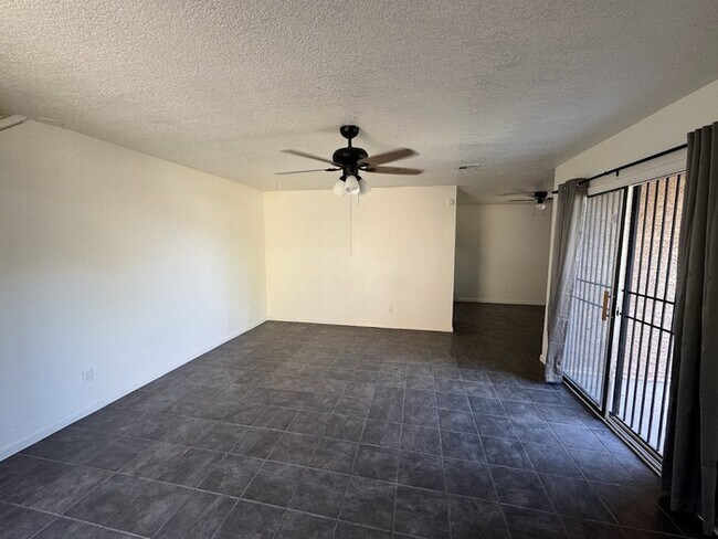 Building Photo - Maryvale 3br Townhome
