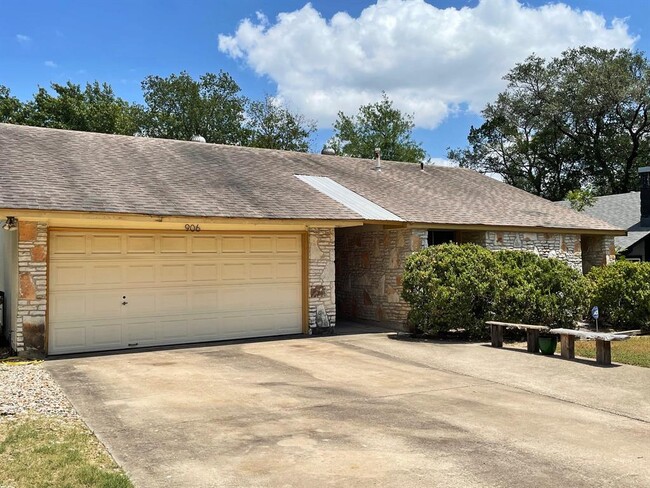 Building Photo - 906 Acorn Oaks Dr