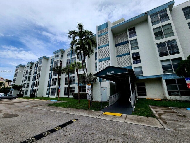 Foto del edificio - 200 177th Dr