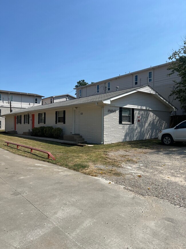 Building Photo - 129 N Duck St