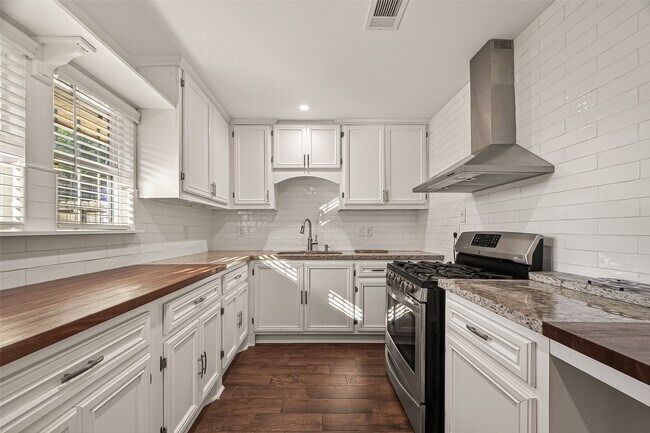 Building Photo - 8726 Glenloch Dr