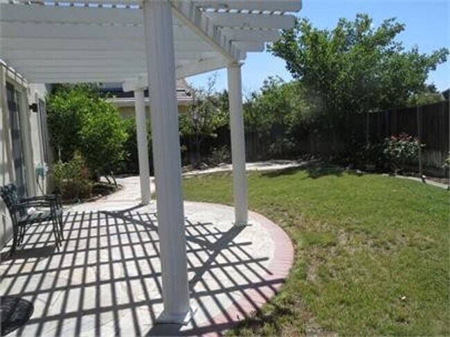 Foto del edificio - 4 Bedrooms 2 bath home in Wild Horse Commu...