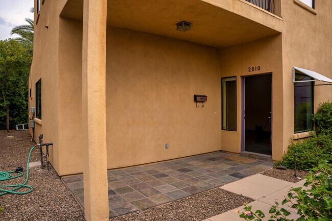 Building Photo - 2010 E 1st St