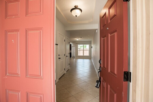 Building Photo - Great townhome with 2 car gargar and washer/dryer