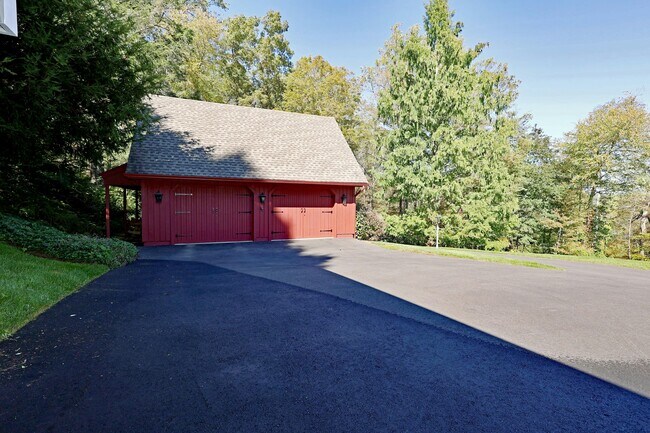 Foto del edificio - 36-40 Fox Run Rd