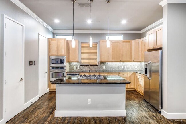 Foto del edificio - 2411 N Hall St