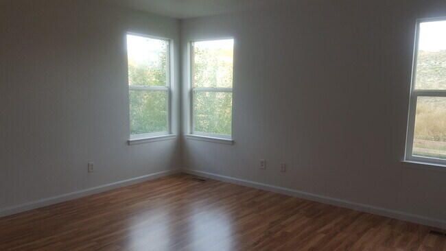 Building Photo - 329 Bonanza Dr
