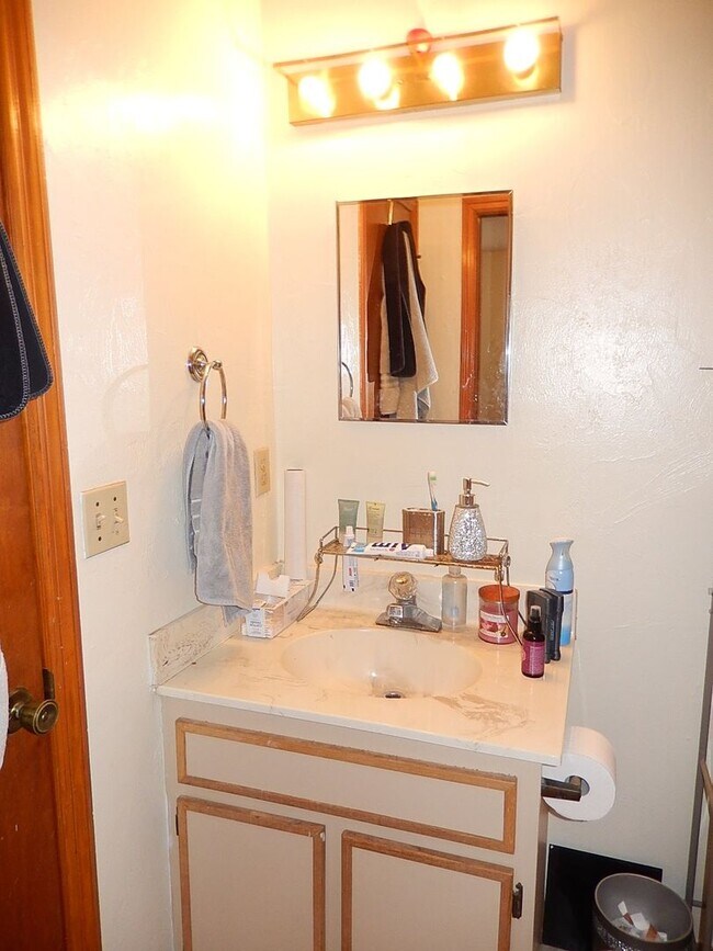 Building Photo - NICE 2/1.5 NW TWN w/ Open Floor Plan, Washer/Dryer, Patio, & More! $1150/month Avail August 1st!