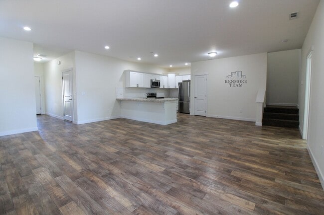 Building Photo - 3 Bedroom, 2.5 Bath Townhome in Kennewick