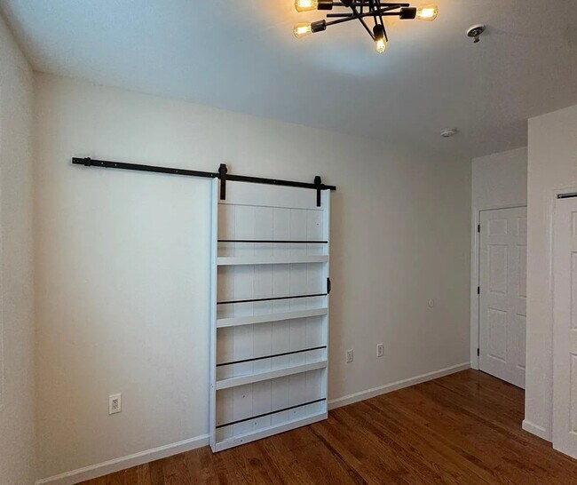 Foto del edificio - 491 S Clinton St