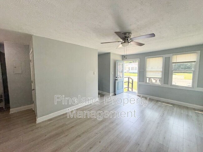 Foto del edificio - 2108 Rogers Dr