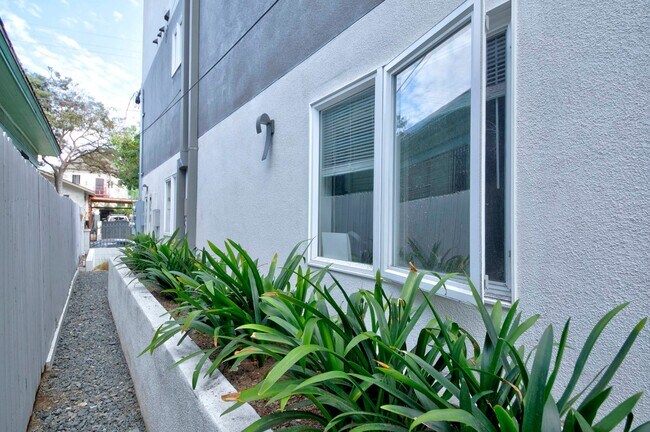 Building Photo - 127 1/2 N Mountain View Ave