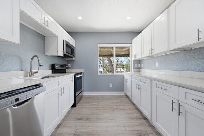 Foto del edificio - $2,820.95 with $300 off the first month's rent, 4 Beds - 2 Bath, Single Family Home in Denver wit...