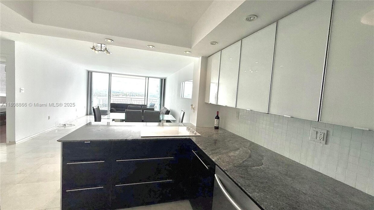 Foto principal - 18071 Biscayne Blvd