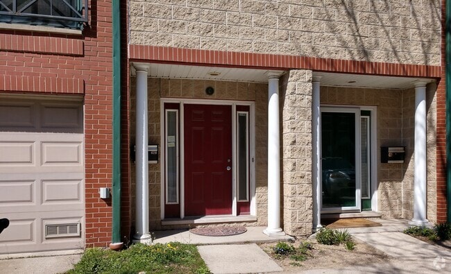 Building Photo - 420 W Blackhawk St