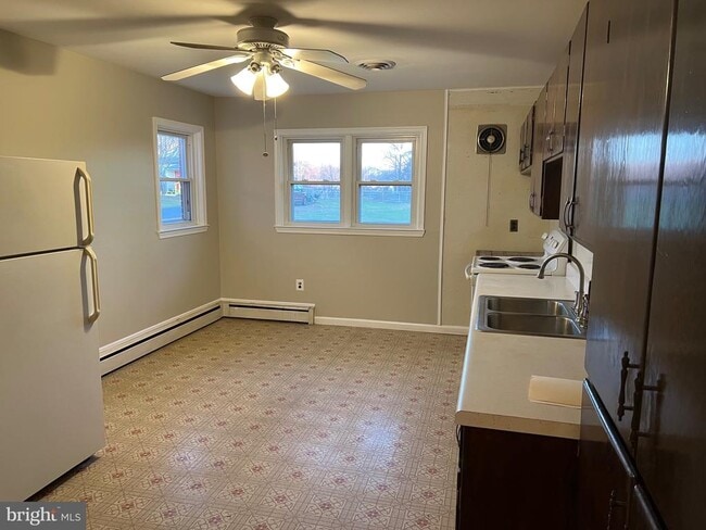 Building Photo - 913 S Stepney Rd