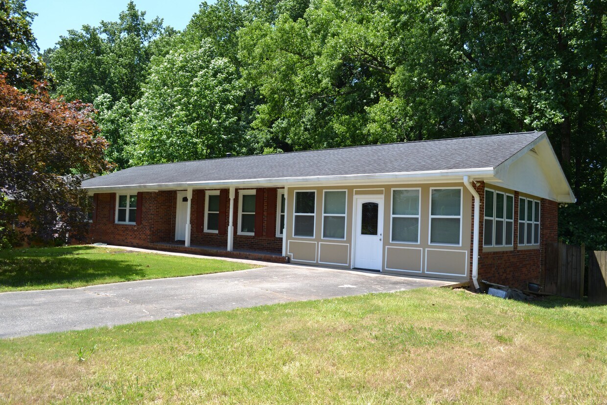 Primary Photo - 1136 Seven Springs Cir NE