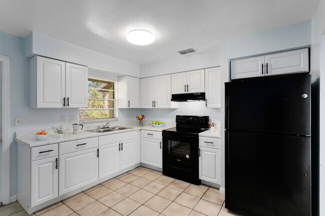 Building Photo - 3215 Pershing St