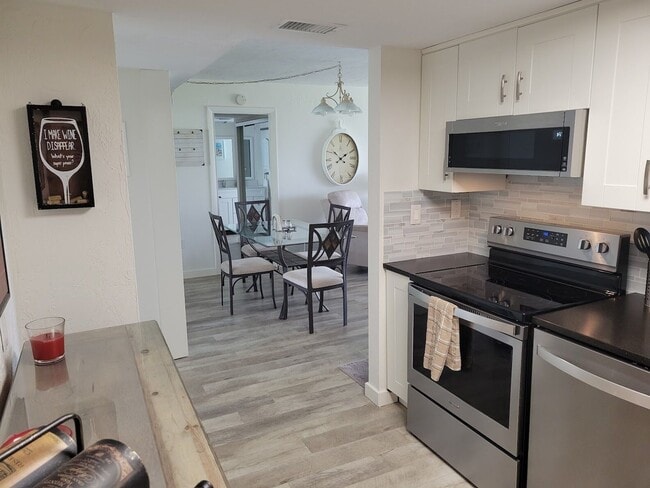 Building Photo - 618 Bird Bay Dr S