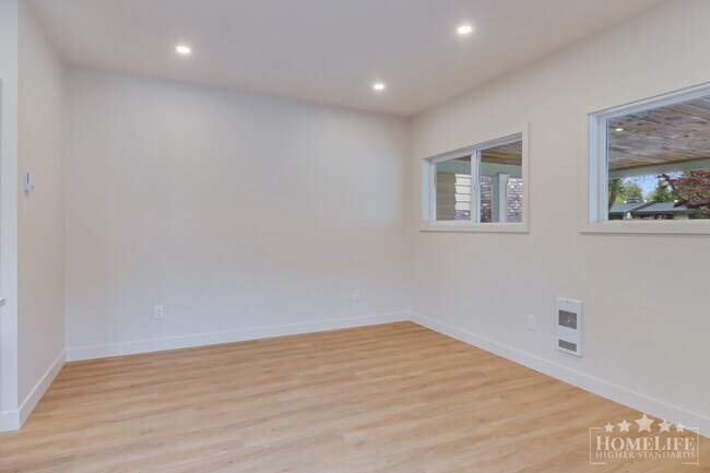 Photo du bâtiment - Brand New 1 Bedroom Ground Level Suite in Quiet Cloverdale Neighbourhood