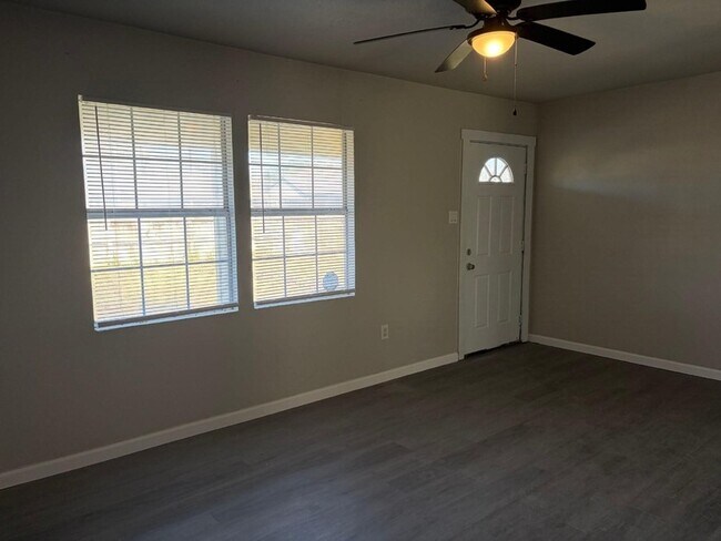 Foto del edificio - 5402 Lyndhurst Dr