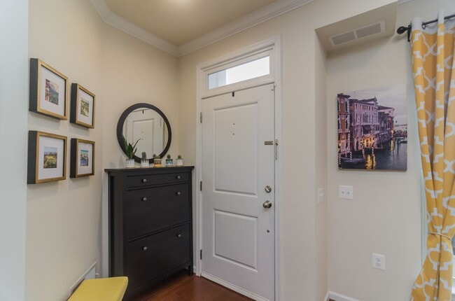 Foto del edificio - Beautiful and within walking distance to a...